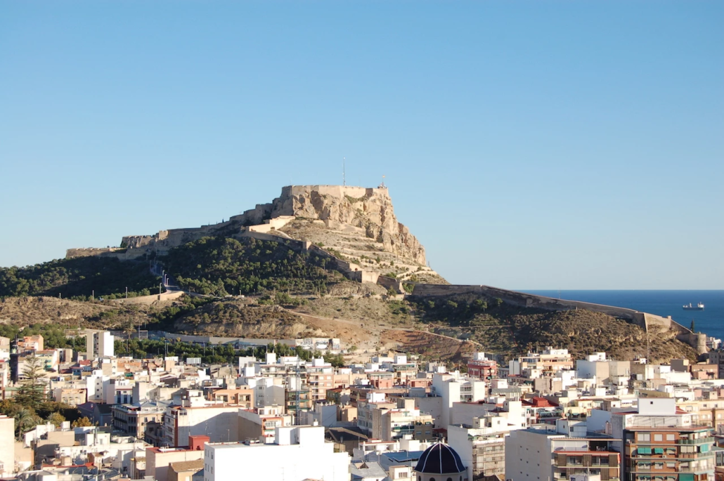 Castelo de Santa Bárbara em Alicante - Um destino imperdível em nosso guia de viagem de Alicante